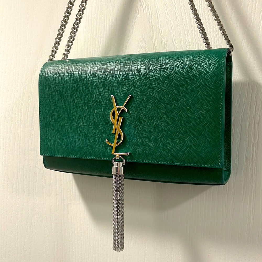 YSL Kate purse in green leather. Silver logo, chain strap and tassel. EUC.